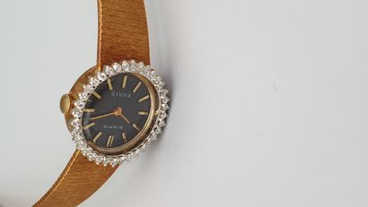 null DIAFIN Paris, vers 1965

Elégante montre de dame en or jaune18K et lunette diamantée.

Boitier...