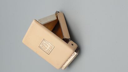 null Petite montre de sac en vermeil et laque ivoire, vers 1935

Cadran basculant...