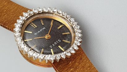 null DIAFIN Paris, vers 1965

Elégante montre de dame en or jaune18K et lunette diamantée.

Boitier...