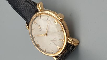 null 
OMEGA à grande ouverture vers 1948 

 Superbe montre bracelet en or jaune 18K,...