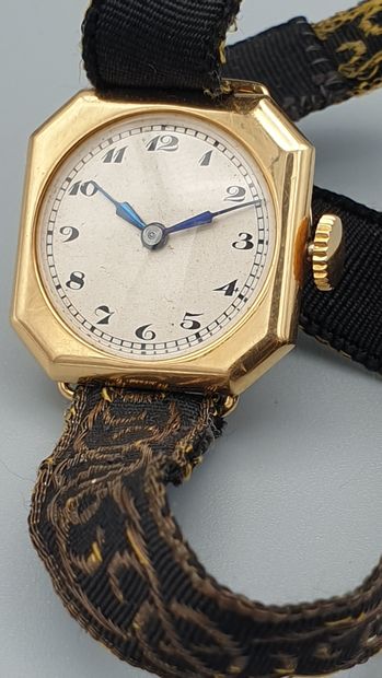 null Elegante petite montre de dame en or jaune vers 1920.

Boitier octogonal en...