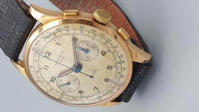 null CHRONOGRAPH Switzerland circa 1940

Large chronograph in 18k yellow gold, round...