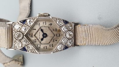 null ZENITH, vers 1920

Elegante montre de dame en or gris sertie de diamants et...