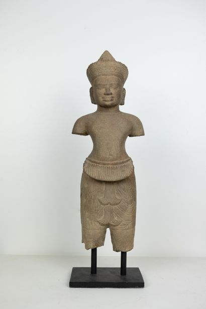 null CAMBODGE, dans le goût de l'art khmer. Buste de divinité masculine vêtue d'un...