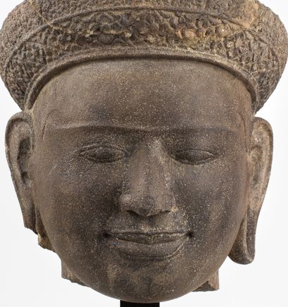 null CAMBODGE, art khmer du XIIème siècle. 


Tête de divinité masculine au doux...