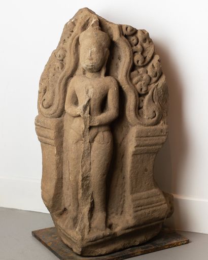 null CAMBODGE, art khmer du XIIème - XIIIème siècle. Antéfixe sculpté en relief d'un...