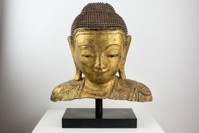null BIRMANIE, fin XIXème siècle. 


Buste de Bouddha. Le visage apaisé coiffé de...