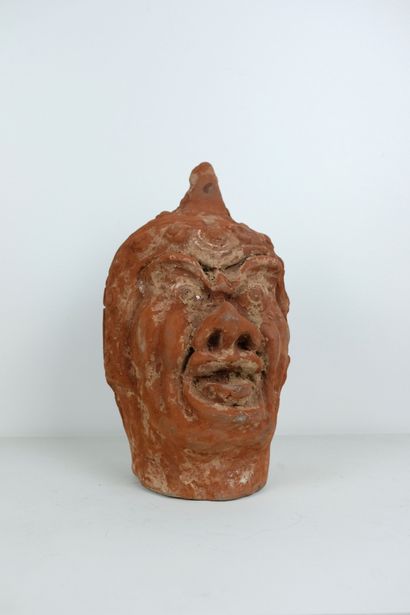 null CHINE, époque Tang (618-907). Tête de dvarapala sculptée en ronde bosse et coiffée...