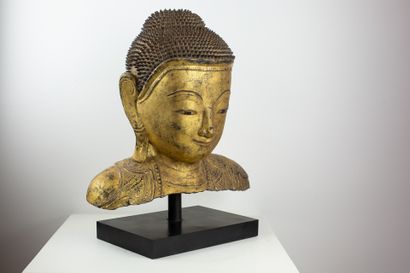 null BIRMANIE, fin XIXème siècle. 


Buste de Bouddha. Le visage apaisé coiffé de...