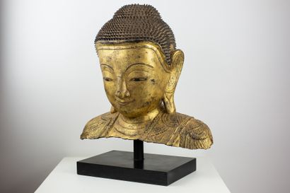 null BIRMANIE, fin XIXème siècle. 


Buste de Bouddha. Le visage apaisé coiffé de...