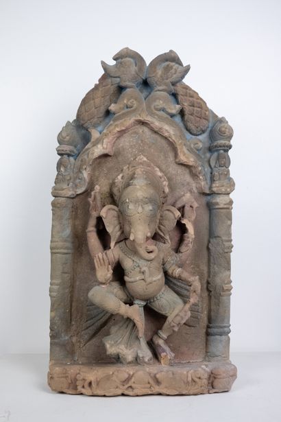 null INDE, XIIème siècle. Stèle figurant Ganesha dansant avec souplesse sous une...