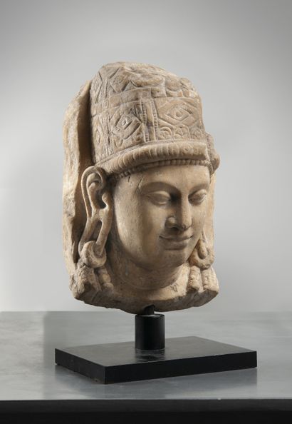 null Art post Gandhara, Vème - VIIème siècle. Tête de Surya * sculptée en haut relief...