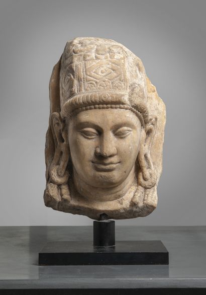 null Art post Gandhara, Vème - VIIème siècle. Tête de Surya * sculptée en haut relief...