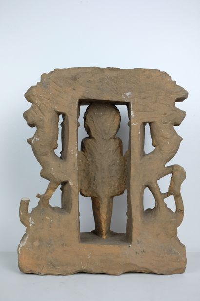 null INDE, XIIème siècle. Stèle jaine ajourée figurant un tirthankara au centre d'une...