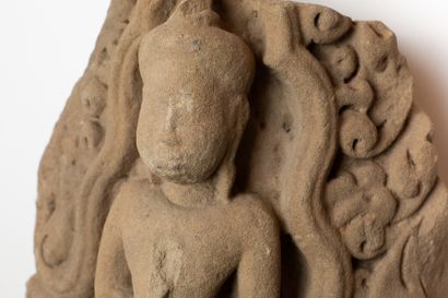 null CAMBODGE, art khmer du XIIème - XIIIème siècle. Antéfixe sculpté en relief d'un...