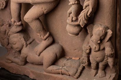 null INDE, XIIème siècle. Grande stèle figurant Shiva nataraja à douze bras, exécutant...