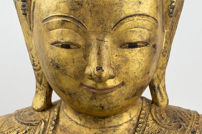 null BIRMANIE, fin XIXème siècle. 


Buste de Bouddha. Le visage apaisé coiffé de...