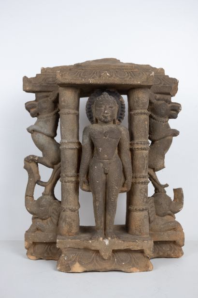 null INDE, XIIème siècle. Stèle jaine ajourée figurant un tirthankara au centre d'une...