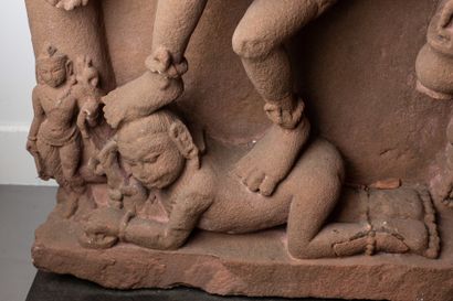 null INDE, XIIème siècle. Grande stèle figurant Shiva nataraja à douze bras, exécutant...