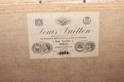 null 
LOUIS VUITTON – N°3971


Malle courrier en bois, garnie d’une toile rayée,...