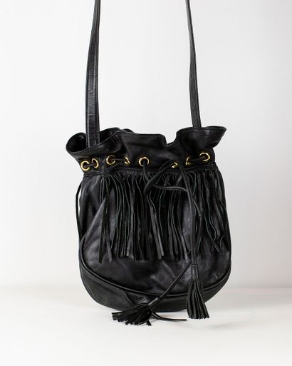 null 
YVES SAINT LAURENT


Black leather purse bag decorated with fringes.


L. 22...