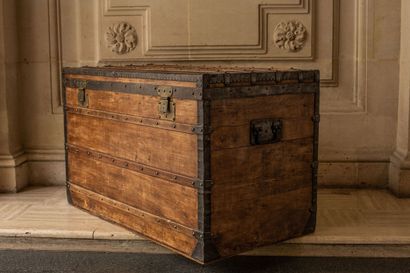 null 
Large mail trunk in natural wood, with metal reinforcements on the edges and...