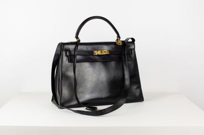 null 
HERMÈS




Bag model 
Kelly Sellier, in black box and gold metal trim. Pull...