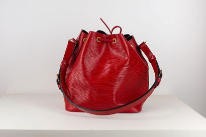 null 
LOUIS VUITTON


Bag model 
Noé in red herringbone leather with link closure...