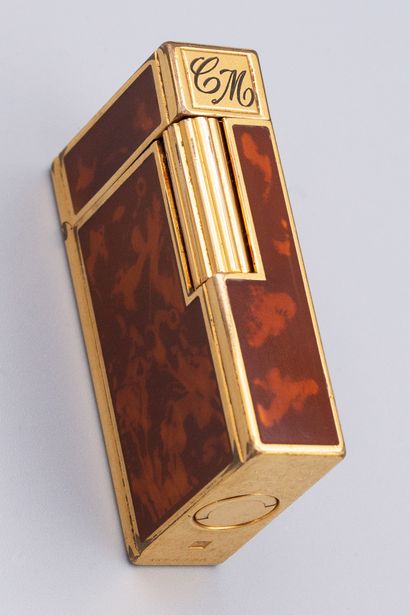 null 
S.T. DUPONT


Lighter in gilded metal with tortoiseshell lacquered decoration,...