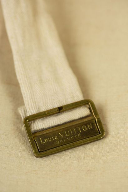  LOUIS VUITTON – N°185438 
Malle Courrier pour homme, en toile monogrammée au pochoir...