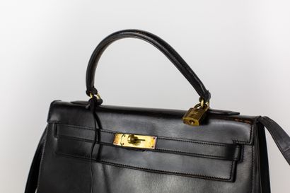 null 
HERMÈS




Bag model 
Kelly Sellier, in black box and gold metal trim. Pull...