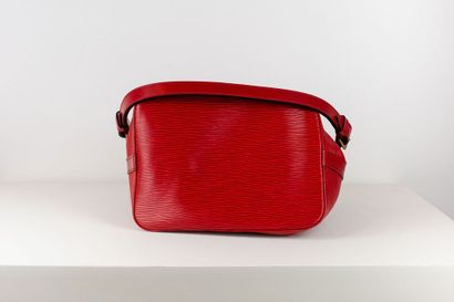 null 
LOUIS VUITTON


Bag model 
Noé in red herringbone leather with link closure...