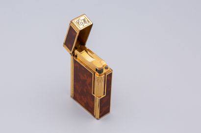 null 
S.T. DUPONT


Lighter in gilded metal with tortoiseshell lacquered decoration,...