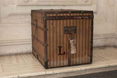 null 
LOUIS VUITTON – N°3971


Malle courrier en bois, garnie d’une toile rayée,...