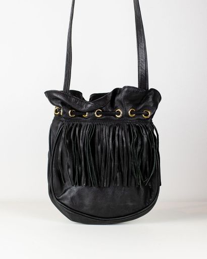 null 
YVES SAINT LAURENT


Sac bourse en cuir noir orné de franges.


L. 22 cm
