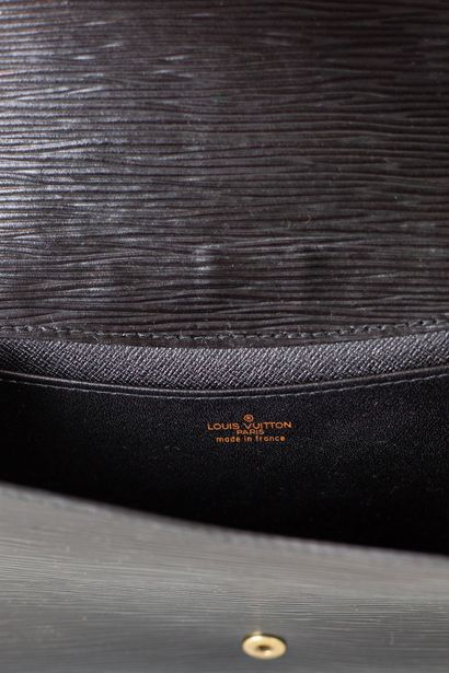 null 
LOUIS VUITTON


Pochette modèle 
Art Déco en cuir épi noir, avec poches plaquées...