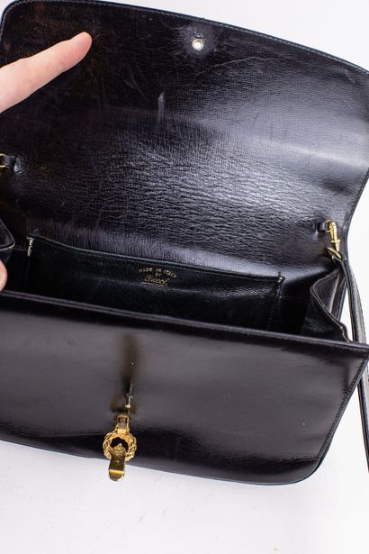null 
GUCCI


Black smooth leather bag, gold metal trim.


L. 22,5 cm


Slight wear...