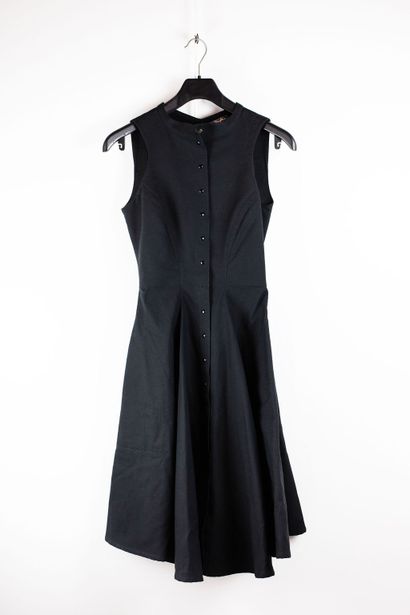 null 
THIERRY MUGLER


Fitted sleeveless dress in black cotton, closing at the front...