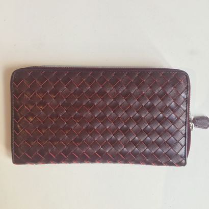 null 
PRADA 


 
Madras model checkbook holder in burgundy braided leather.


H....