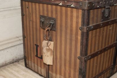 null 
LOUIS VUITTON - N°3971


Wooden mail trunk, lined with striped canvas, leather...