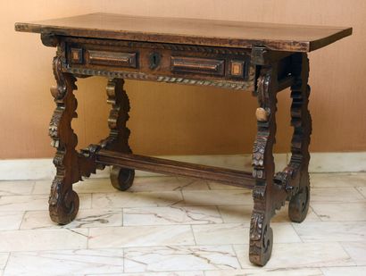 null 
Table en noyer, un tiroir en ceinture ; piètement chantourné sculpté sur le...