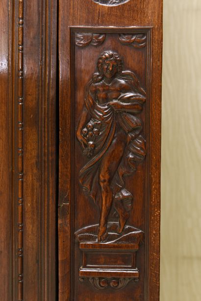 null Belle armoire deux-corps au corps supérieur en retrait en noyer sculpté et mouluré...