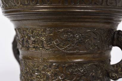 null Mortier en bronze à deux anses en forme de dauphins, décor de vases avec muses...