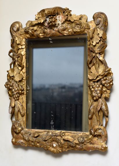 null Miroir avec encadrement en bois sculpté et doré à décor de chutes de pampres,...