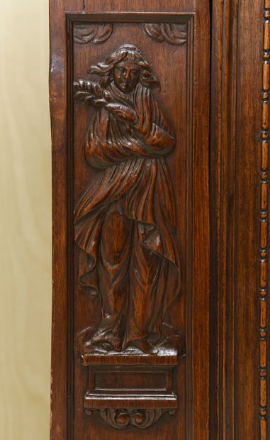 null Belle armoire deux-corps au corps supérieur en retrait en noyer sculpté et mouluré...