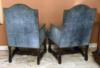 null Paire de fauteuils en noyer, piètement en os de mouton avec entretoise en H.

XVIIe...