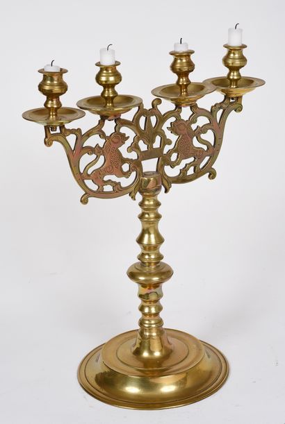 null Candélabre en bronze à quatre bobèches, base circulaire moulurée, fût en vase...