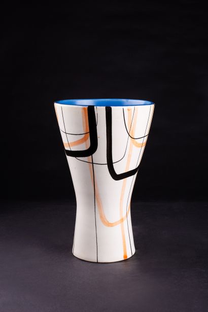 Roger CAPRON Roger CAPRON (1922-2008) 
Vase en faïence de forme diabolo à décor sur...
