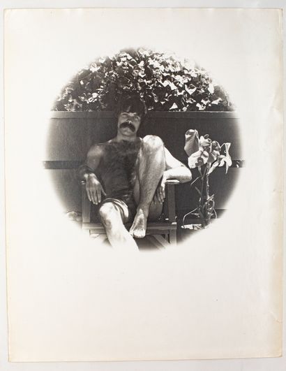 null 12 photographies sur papier argentique année 70 représentant des nus masculins...