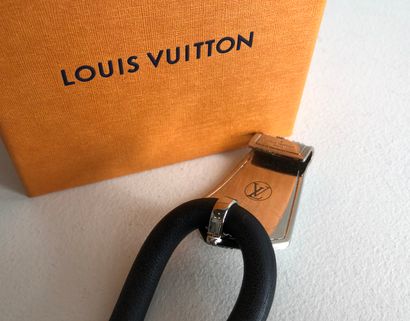 null 
LOUIS VUITTON


Bracelet composé d’un double lien en cuir noir et d’une boucle...